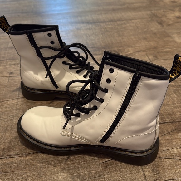 Dr. Marten’s - 1460 WOMEN'S PATENT LEATHER LACE UP BOOTS - White - Size 7 - Picture 9 of 9